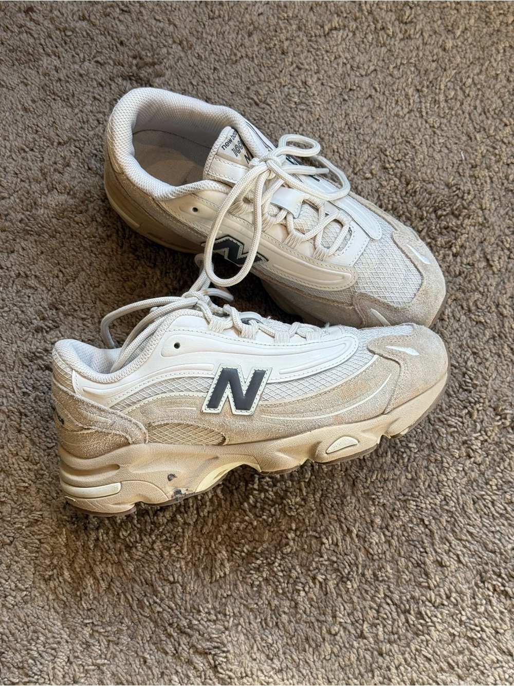 New Balance 1000 Cream and White Lace-Up Sneakers
Size 6 US
Size 5.5 UK
24 cm